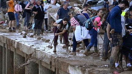 Inondations meurtrières en Espagne : une foule de volontaires s'affaire à nettoyer les villes sinistrées près de Valence