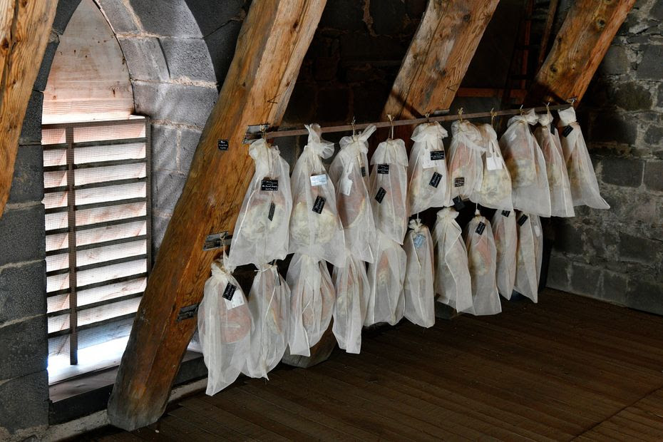 'Merci à Rachida Dati' : ces jambons pourront continuer d'être affinés dans la cathédrale de Saint-Flour