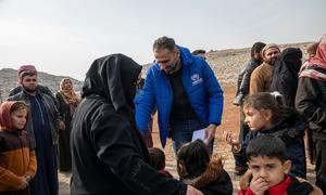 Un trabajador de ACNUR recibe a las familias sirias que regresan a su país en el cruce de Bab al-Hawa, en la frontera con Turquía.