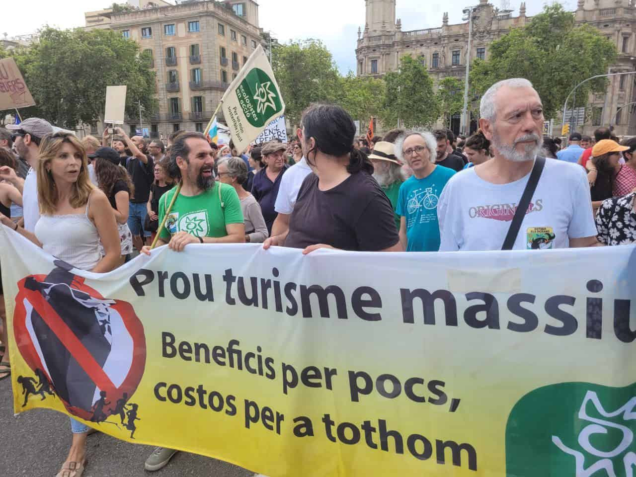 Milers de persones a la manifestació unitària 'Posem límits al turisme'