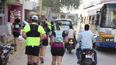Más de 150 españoles participan en la carrera solidaria Anantapur en India: 