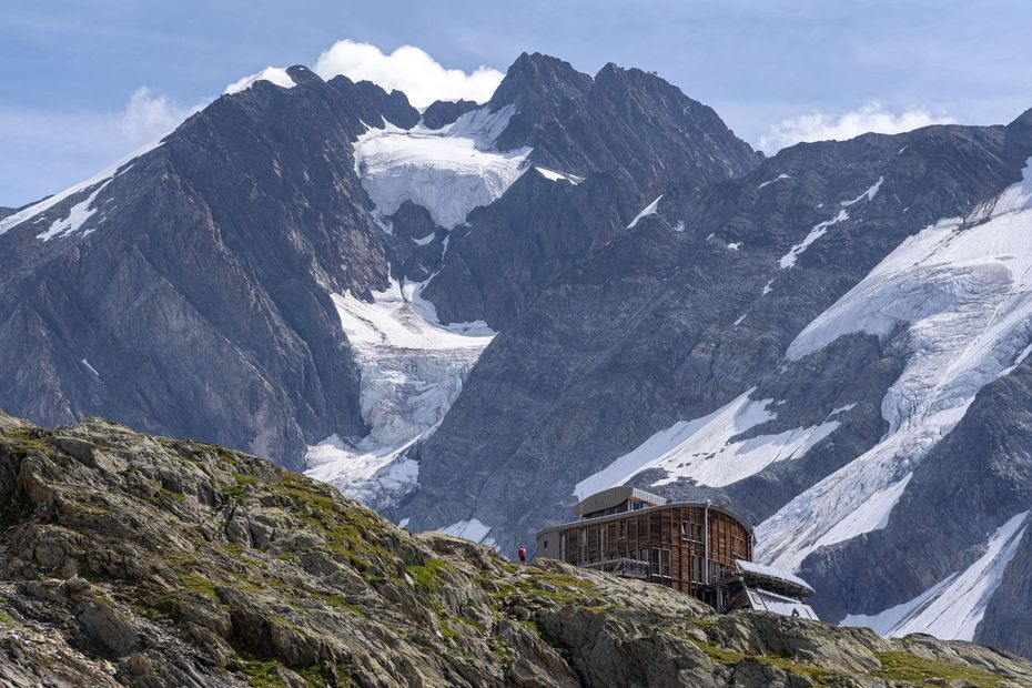 Un refuge en proie à un départ de feu dans le massif du Mont-Blanc : une importante opération de secours mise en place