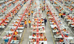 Trabajadores de una fábrica de calzado de propiedad china en Addis Abeba (Etiopía). 