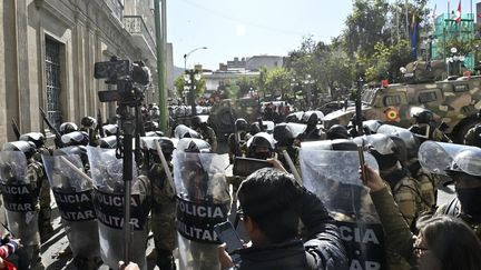 En Bolivie, le président dénonce un 'coup d'Etat' après le déploiement de militaires armés devant le palais présidentiel