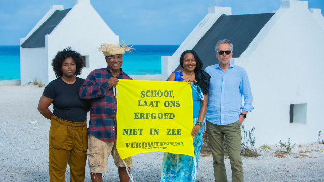 Inwoners van Bonaire die samen met Dick Schoof protesteren bij hun erfgoed.