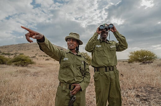 Wilson Kosianka et Eunice Peneti, de l'équipe des lionnes observent le paysage lors d'une patrouille à Amboseli, au Kenya. © Donal Boyd