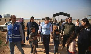 Tom Fetcher, secretario general adjunto de la ONU para Asuntos Humanitarios, visita un campamento de desplazados en Idlib, Siria.