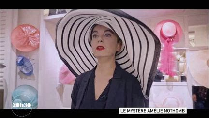 'Quand je porte un chapeau, je me sens enfin d'équerre' : pour Amélie Nothomb, le couvre-chef est à la fois un signe de reconnaissance et un paratonnerre