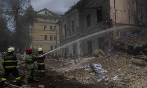 Bomberos apagando el incendio causado por un misil en Kiev, Ucrania. (Archivo)