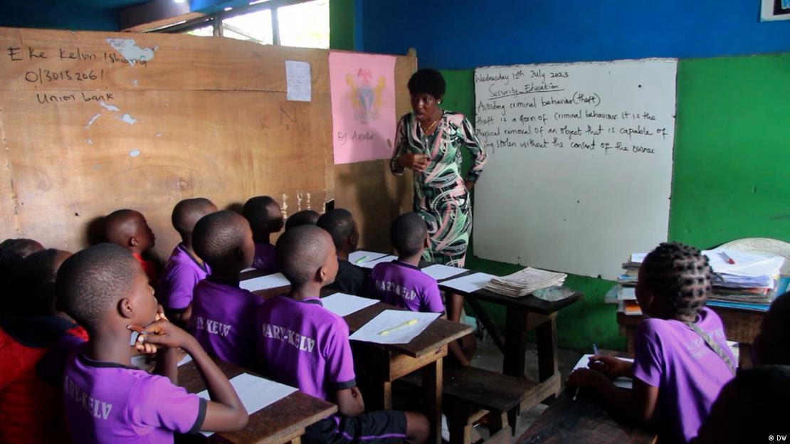 Crianças em sala de aula numa escola na Nigéria, observando a professora Crianças em sala de aula numa escola na Nigéria, observando a professora