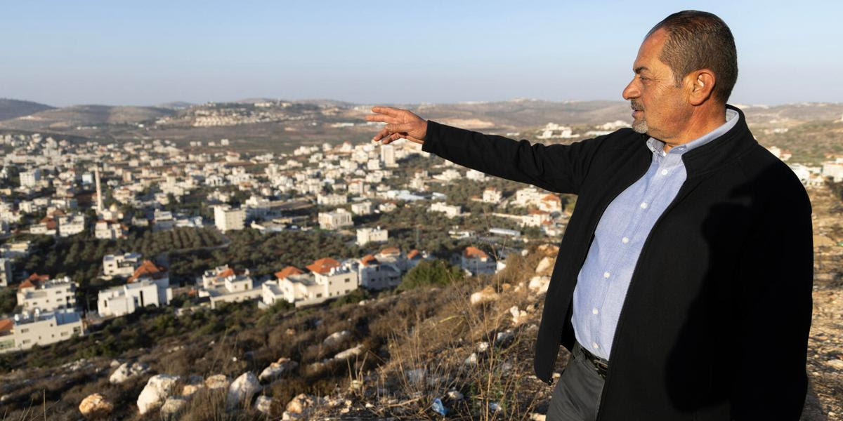 Palestinian-American Lawyer Yaser Alkam, On a hill overlooking Turmus Ayya, in the West Bank Reportage dans le village de Tal Bireh en Cisjordanie occupée pour recueillir les réactions des Palestiniens à l'annonce de la victoire de Trump. Alice Froussard est ensuite allée recueillir les témoignages des colons israéliens dans les mêmes zones Turmus Ayya