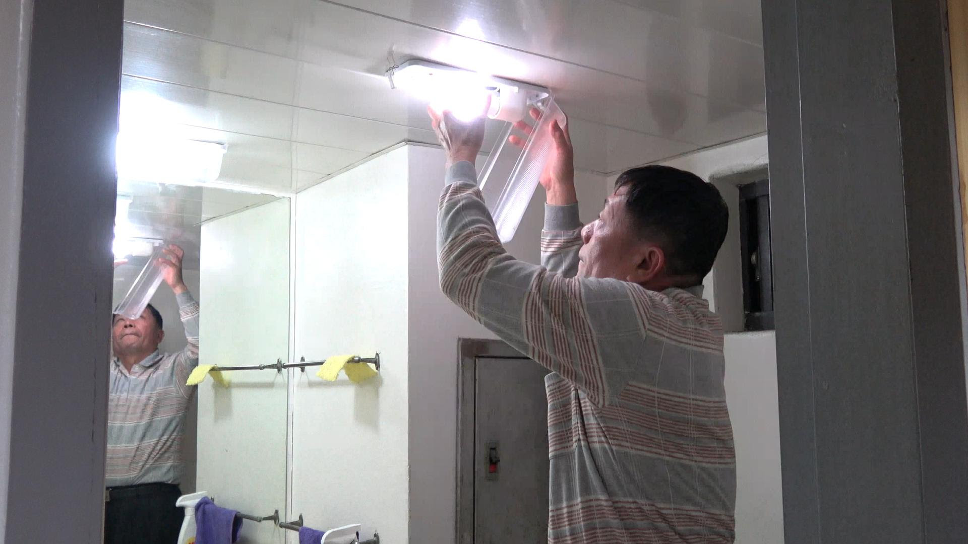 宿舍管理員更換電燈泡畫面
