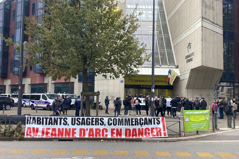 'On tue la vie sociale' : des habitants protestent contre la suppression de places de parking à Grenoble