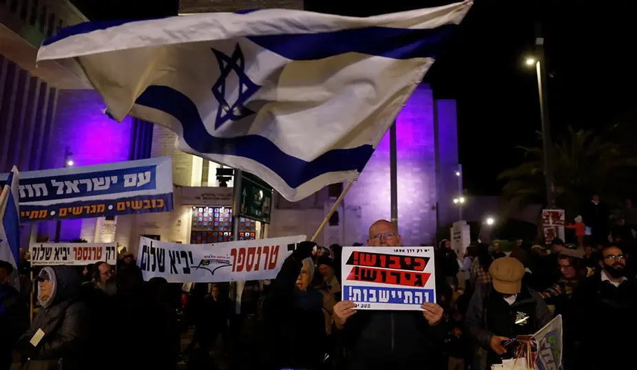 Manifestanti di destra a Gerusalemme a febbraio chiedevano l'espulsione dei palestinesi e la costruzione di insediamenti ebraici a Gaza. Sui cartelli si leggeva: "Occupazione, espulsione, insediamento!" e "Solo il trasferimento porterà la pace". Foto: Olivier Fitoussi