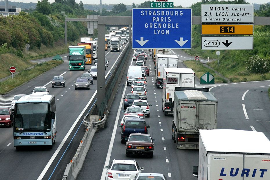 ENQUÊTE. 'On n'en peut plus, les camions déferlent, le trafic a explosé', la Rocade Est de Lyon devient un cauchemar pour les riverains