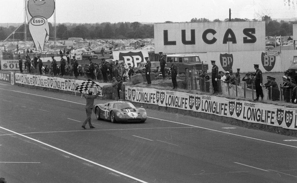 1967: 300 mil pessoas in loco viram a vitória do Ford GT40 de Foyt e Gurney (© Archives ACO)