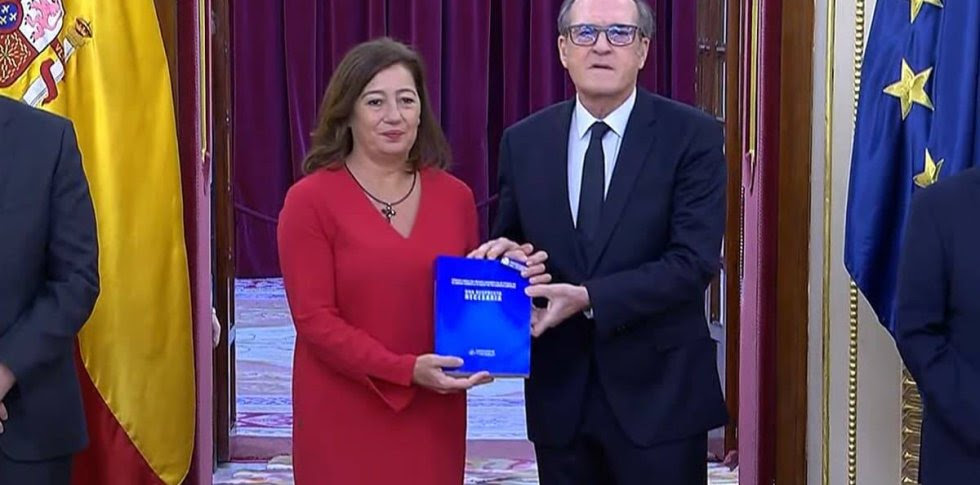 Con toda solemnidad, Ángel Gabilondo, Defensor del Pueblo, entrega el 27 de octubre a Francina Armengol, presidenta del Congreso de los Diputados, el informe sobre abusos en la Iglesia. Son un 1% del total, pero a ese 1% ha consagrado sus recursos una institución como el Defensor del Pueblo, cuya misión es actuar ante abusos de las Administraciones Públicas.