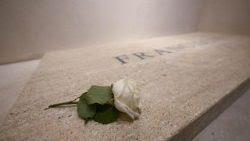 La rosa bianca sulla lapide di Papa Francesco a Santa Maria Maggiore