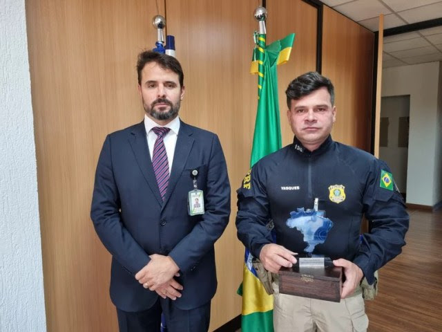 O então diretor-geral da Polícia Rodoviária Federal (PRF), inspetor Silvinei Vasques, e o então vice-diretor da Agência Brasileira de Inteligência (ABIN), Victor Carneiro, durante o governo Bolsonaro