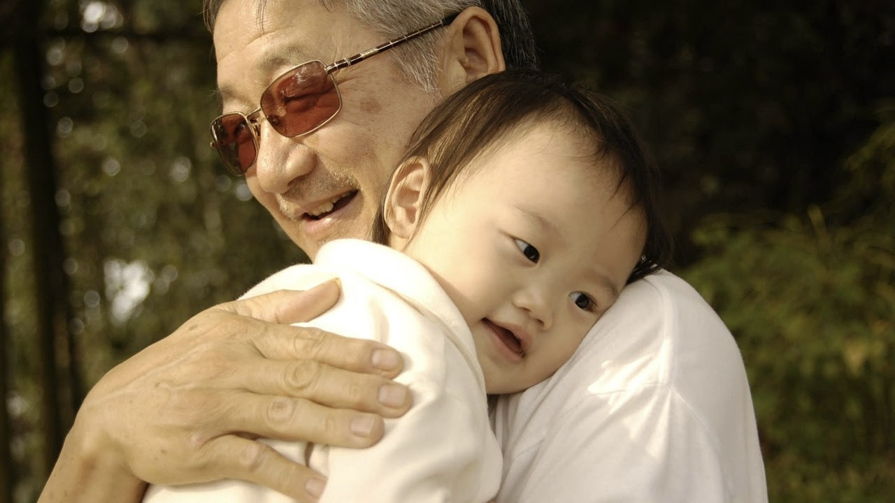 男人抱著小孩
