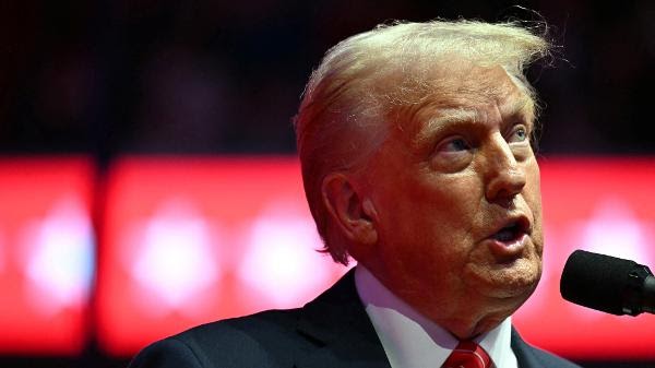    Donald Trump toma posse com promessa de lutar contra 'invasão estrangeira'