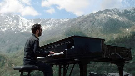 Avant son nouvel album annoncé pour le 30 août, le pianiste Tigran Hamasyan partage le très beau 'Areg and Manushak' dans un clip documentaire