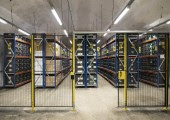 Su interior conserva más de 1.300.00 muestras de semillas de 6.300 variedades diferentes de cultivos procedentes de todo el planeta.