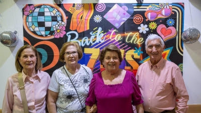 Los mayores celebran su San Valentín más 'Ye-yé' en el centro Padre Vallet con música de los 60 y los 70
