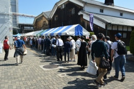 多くの家族連れで賑わった白鶴酒造の酒蔵開放