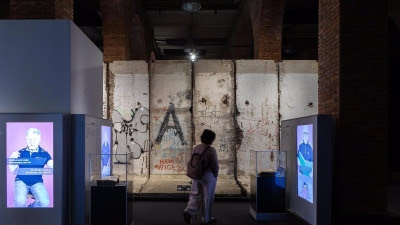 La exposición 'El Muro de Berlín. Un mundo dividido' estará abierta hasta el 12 de enero en la Fundación Canal