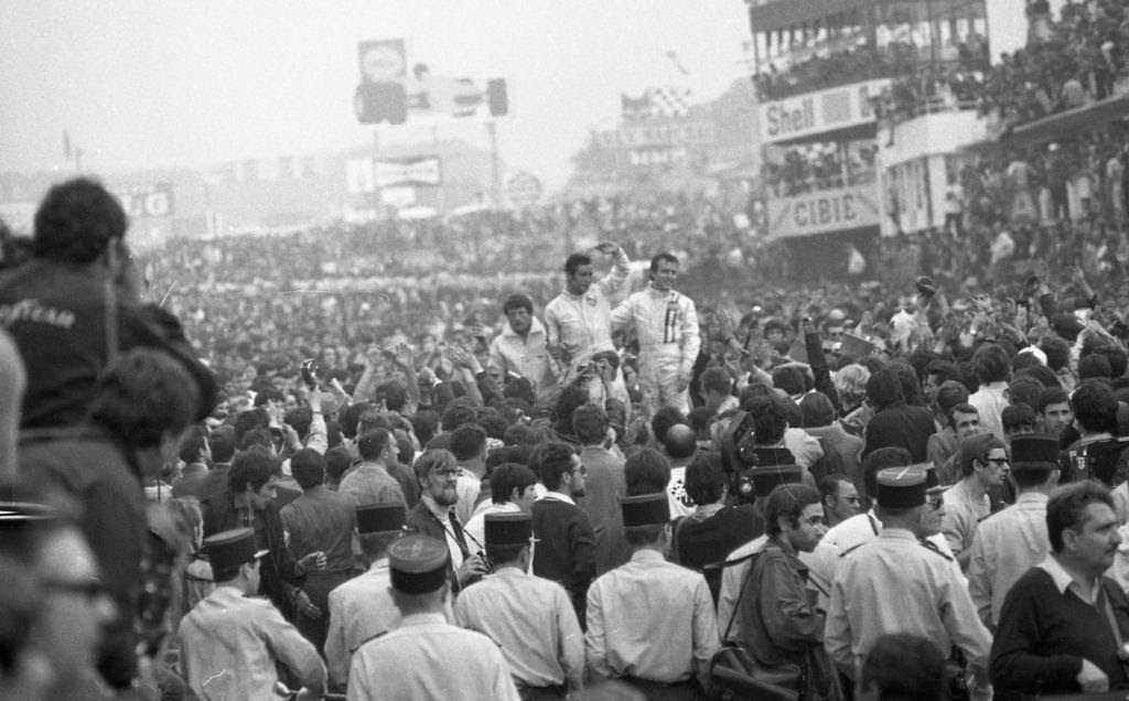 Em 1969, Ickx (à direita) venceu após protestar contra a largada estilo Le Mans (© Archives ACO)