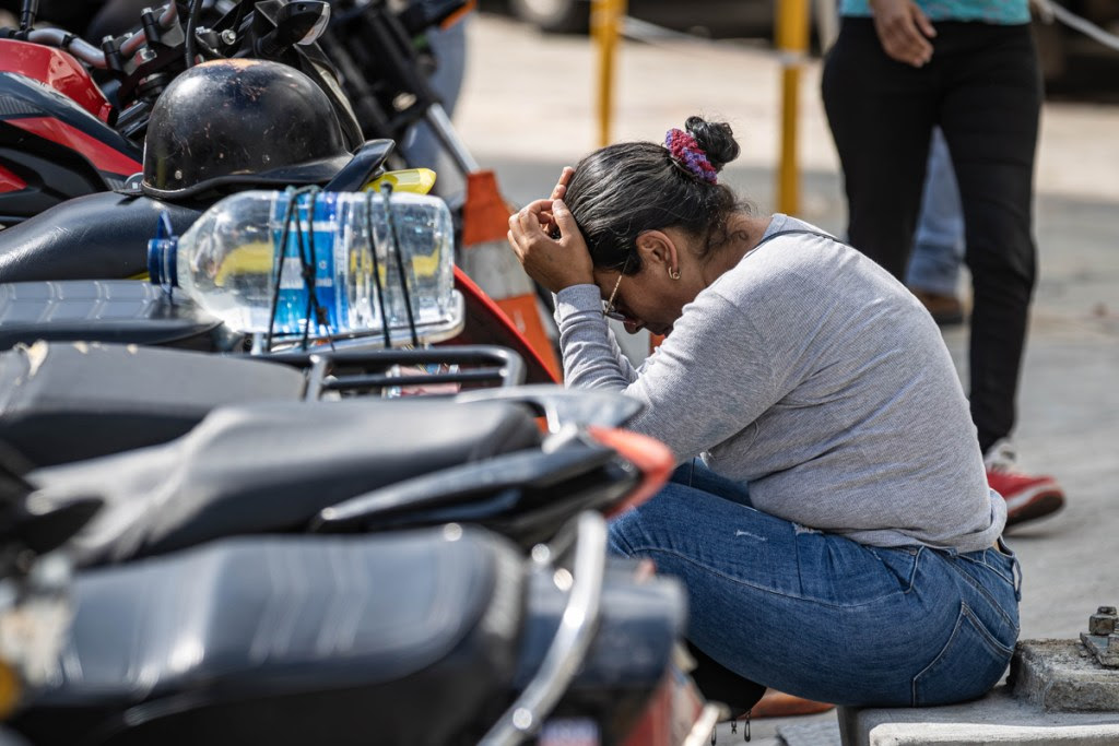 Familiares de personas detenidas esperan fuera del comando de la Policía Nacional Bolivariana en Caracas