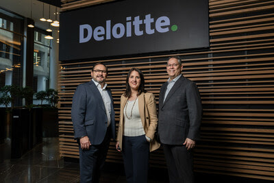Payslip Founder and CEO Fidelma McGuirk with Jose Maria Rojo Deloitte Global BPS Leader and John Dorff Deloitte Global BPS Payroll Leader 