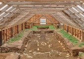 En su interior, los visitantes acceden a un balcón suspendido que “se cierne sobre las excavaciones, ofreciendo tanto una vista general como intimidad”.