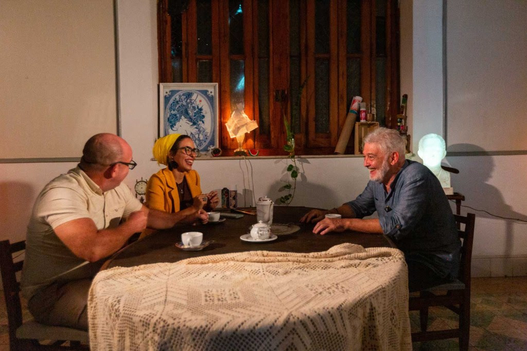 Fernando Ravsberg junto a Jorge Bacallao y Mariana Camejo en La Sobremesa