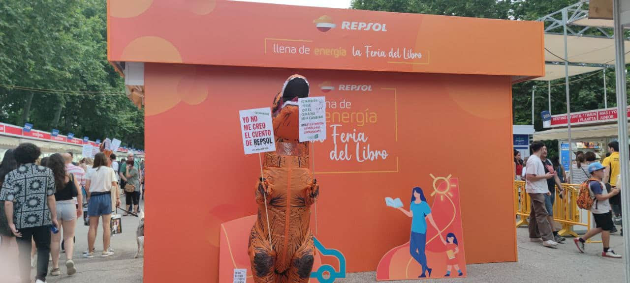 Ecologistas en Acción denuncia el patrocinio de Repsol en la Feria del Libro de Madrid con una protesta en El Retiro