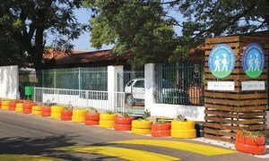 Cruce de caminos frente a una escuela en Paraguay