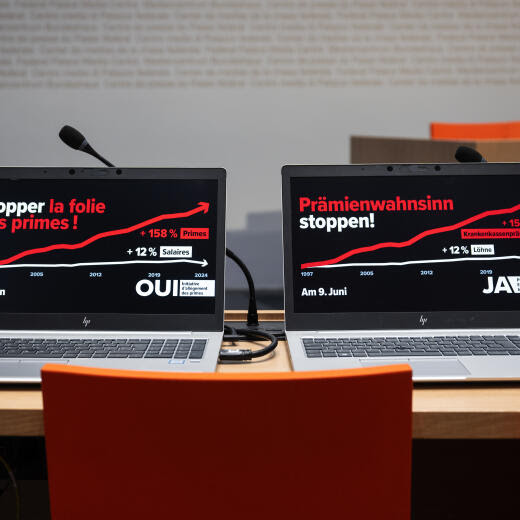 Zwei Laptops stehen auf einem Pult an der Medienkonferenz zur Praemienentlastungs Initiative, am Mittwoch, 17. April 2024, in Bern. Am 9. Juni stimmt die Schweizer Stimmbevoelkerung ueber dies Initiative ab. (KEYSTONE/Peter Schneider)