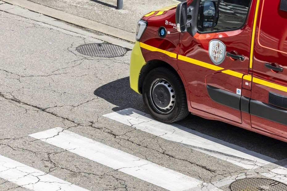 Un jeune homme de 18 ans meurt dans un accident de la route en Isère, une fillette d'un an légèrement blessée