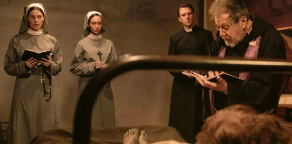 Dan Stevens y Al Pacino, dos sacerdotes, joven y anciano, con un enemigo común: Satanás.