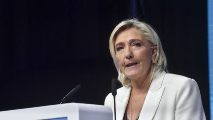 Marine Le Pen estime que le titre de 'chef des armées' du président de la République est 'honorifique', en cas de cohabitation