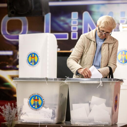 epa11671932 A woman cast her ballot in a polling station in Hrusevo village, Moldova, 20 October 2024. Moldova holds presidential election and a referendum on whether to enshrine in the Constitution the country's path to EU membership on 20 October. EPA/DUMITRU DORU