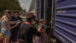 Migliaia di civili abbandonano la città di Pokrovsk dopo l'ordine di evacuazione