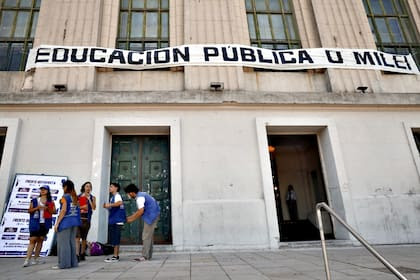 En noviembre pasado hubo carteles en la Facultad de Derecho de la UBA en reclamo por los planes educativos del entonces candidato a presidente Javier Milei