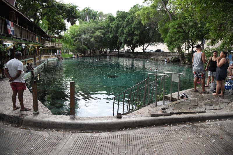 Bañistas en Las Marías de Neiba en tarde de miércoles.