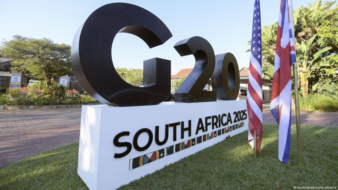 Logotipo do G20 na reunião de ministros das finanças e governadores de bancos centrais realizada na Cidade do Cabo, na África do Sul. Logotipo do G20 na reunião de ministros das finanças e governadores de bancos centrais realizada na Cidade do Cabo, na África do Sul.