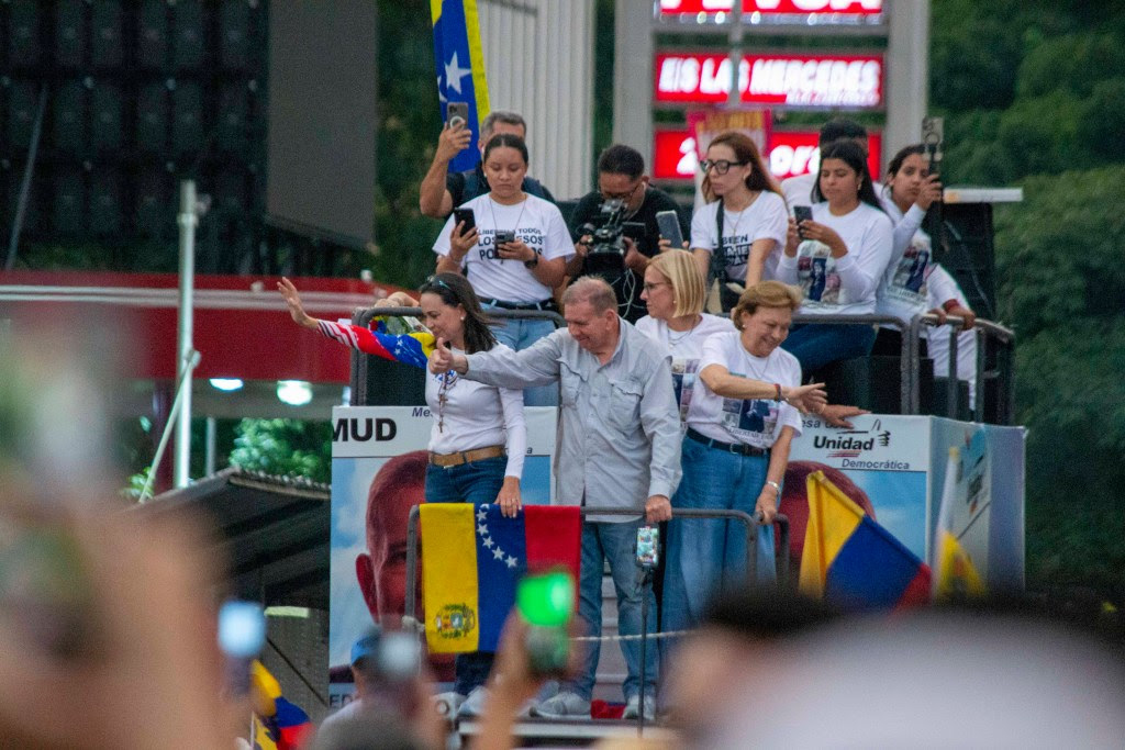 El candidato de la Plataforma Unitaria recorrió Las Mercedes junto a su esposa 