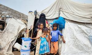 Una familia desplazada recibe suministros de ayuda en la provincia de Lahaj, en Yemen.