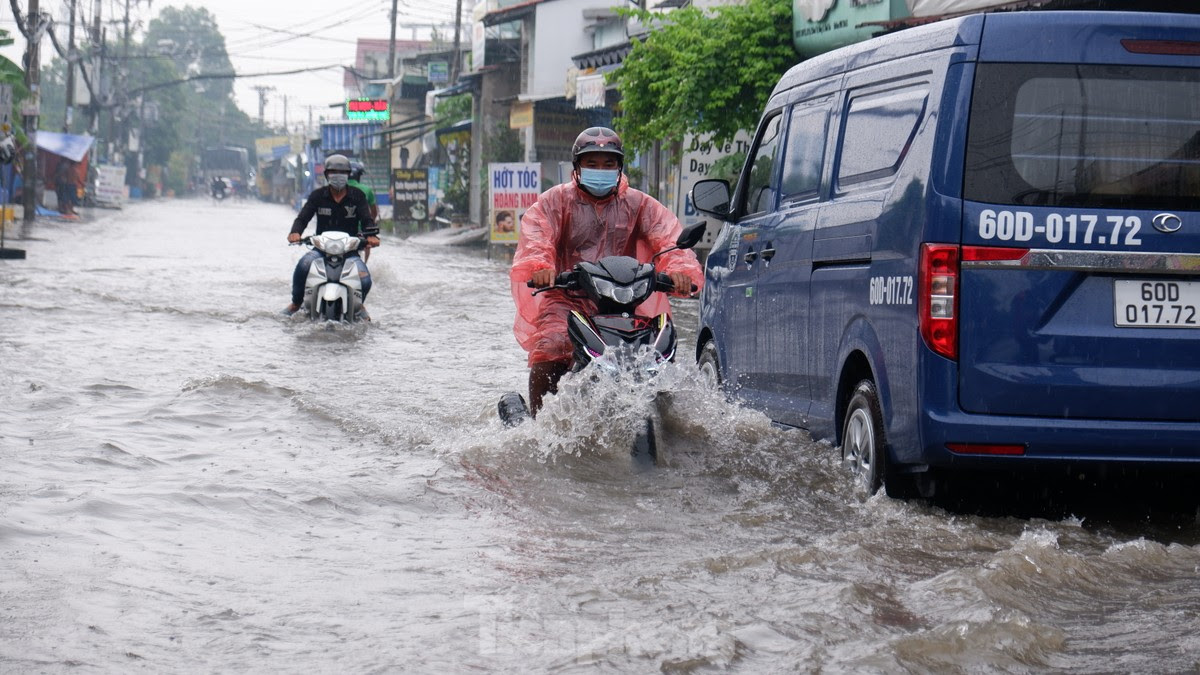 Mưa trắng trời, nhiều tuyến đường ở TPHCM mênh mông nước ảnh 2