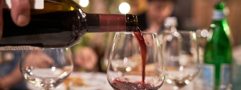 Vino rosso che viene versato in un calice